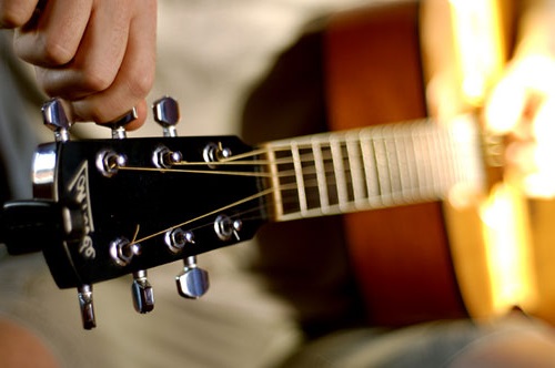 Cara Mudah Setting Gitar Tanpa Menggunakan Alat